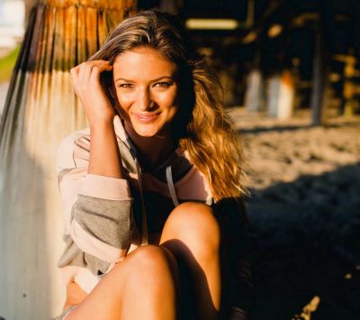 Lächelndes Mädchen am Strand