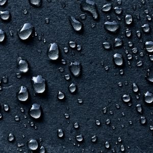 Wassertropfen auf Dunkler Oberfläche