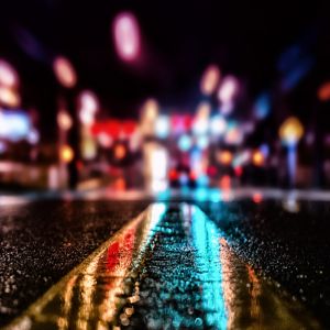 Buntes Nachtstraßenreflex
