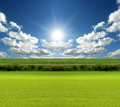Sonnige Landschaft mit Blauem Himmel