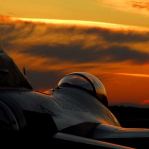 Jagdflugzeug bei Sonnenuntergang