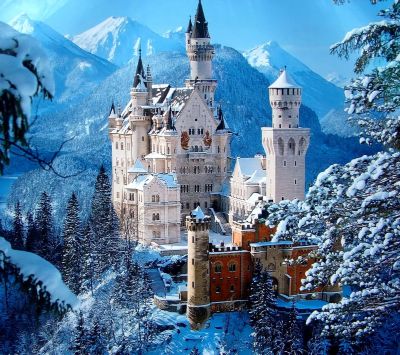 Verschneites Schloss im Winter