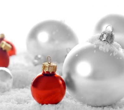 Weihnachtsornamente im Schnee