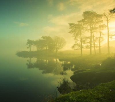 Nebeliger See bei Sonnenaufgang