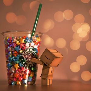 Starbucks-Becher mit Bunten Sternen