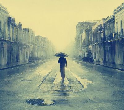 Nebeliger Weg mit Regenschirm
