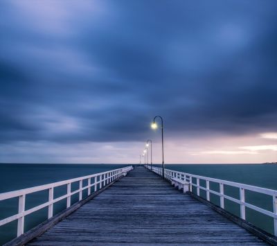 Ruhiges Pier am Ozean bei Dämmerung