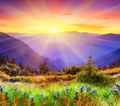 Beeindruckender Sonnenaufgang über den Bergen