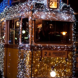 Festlicher Straßenbahn mit Lichtern