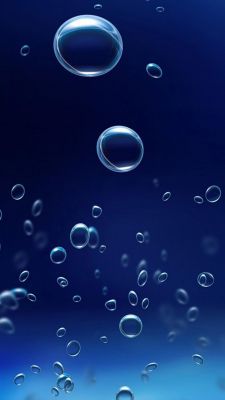 Blasen im Tiefen Blau