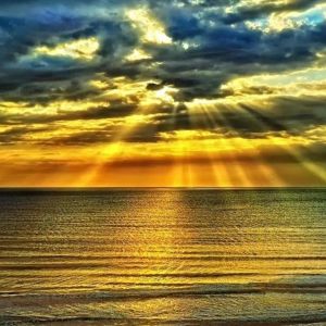 Goldener Sonnenuntergang über dem Ozean