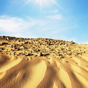 Wüstenlandschaft mit Sonne