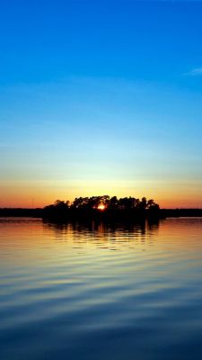 Ruhiger Sonnenuntergang über Wasser