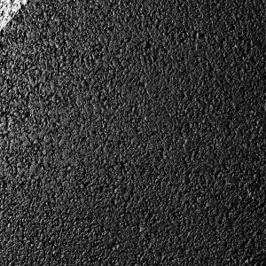 Schwarzer Asphalt mit Streifen