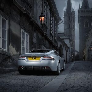 Aston Martin DBS in Historischer Straße