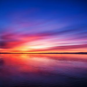 Lebendiger Sonnenuntergang über Wasser