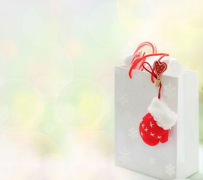 Weihnachtliche Geschenktüte mit Handschuhen