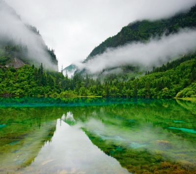 Ruhiger Bergsee