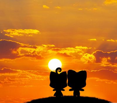 Niedliche Paar-Silhouette bei Sonnenuntergang