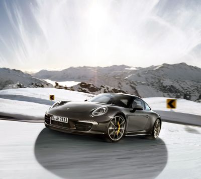 Porsche 911 in verschneiter Landschaft