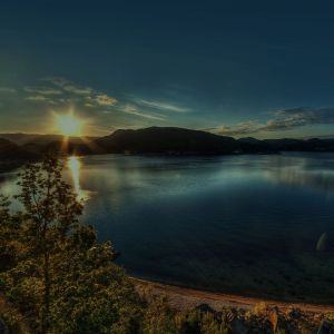 Beeindruckender Sonnenuntergang über Wasser