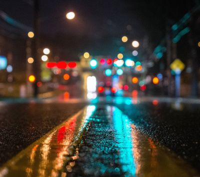 Reflexion der nächtlichen Stadtlichter