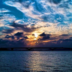 Beeindruckender Sonnenuntergang über Wasser