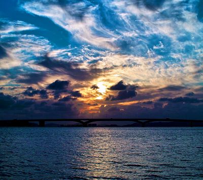 Beeindruckender Sonnenuntergang über Wasser