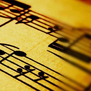 Musikalische Noten auf Notenblatt