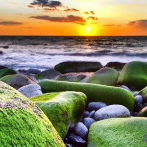Beeindruckender Sonnenuntergang über Felsenstrand