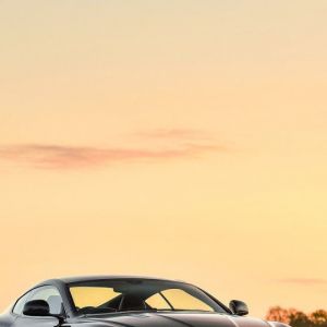 Aston Martin Auto bei Sonnenuntergang