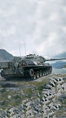 Militärischer Panzer auf Felsigem Gelände