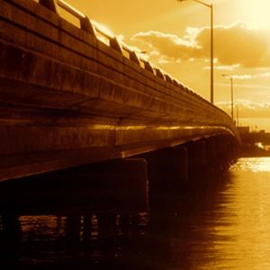 Goldener Sonnenuntergang über der Brücke