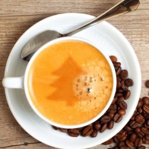Kaffee mit Weihnachtsbaum-Design