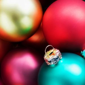 Bunte Weihnachtsornamente