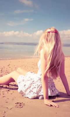 Mädchen am Strand im Sommerkleid