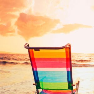 Bunte Strandliege bei Sonnenuntergang