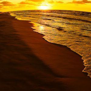 Goldener Sonnenuntergang über dem Ozean