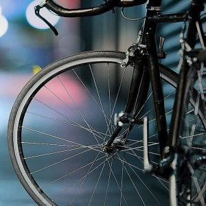 Städtisches Fahrrad bei Nacht