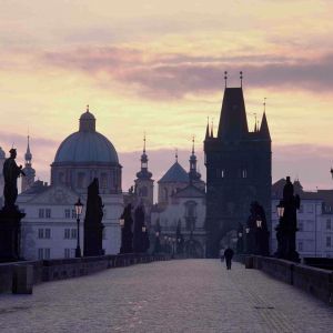 Prager Karlsbrücke bei Sonnenuntergang