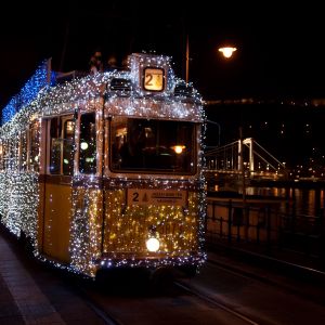 Festliche Straßenbahn in Budapest