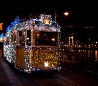 Festliche Straßenbahn in Budapest
