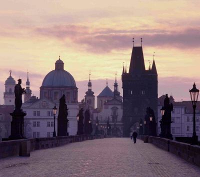 Prager Karlsbrücke bei Sonnenuntergang