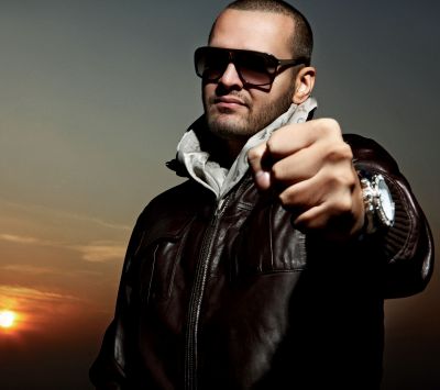 Stylischer Mann mit Sonnenbrille