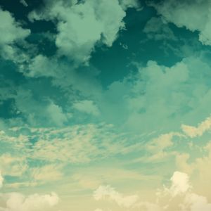 Ruhiger Himmel mit Wolken