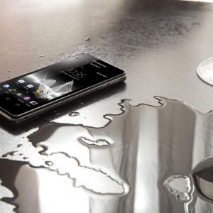 Elegantes Smartphone auf Nasser Oberfläche