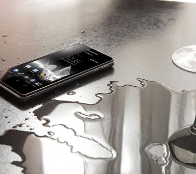 Elegantes Smartphone auf Nasser Oberfläche