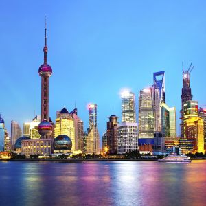 Skyline von Shanghai bei Dämmerung