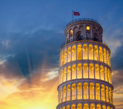 Schiefer Turm von Pisa bei Sonnenuntergang