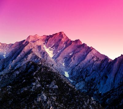 Beeindruckender Sonnenuntergang über den Bergen